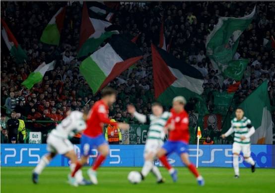 168体育-英国报道，凯尔特人队的支持者升起巴勒斯坦国旗